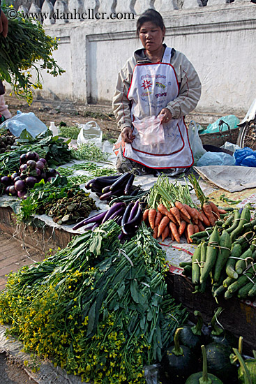 women-selling-produce-in-market-04.jpg