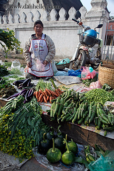 women-selling-produce-in-market-05.jpg