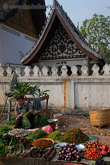 women-selling-produce-in-market-06.jpg