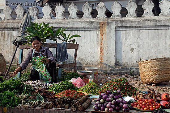 women-selling-produce-in-market-07.jpg