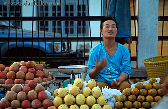 women-selling-produce-in-market-08.jpg