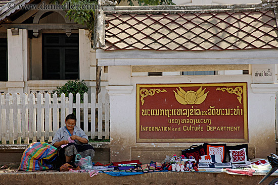 women-selling-produce-in-market-09.jpg