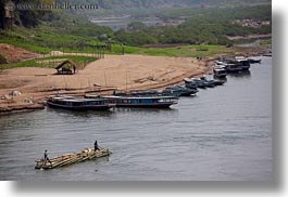 images/Asia/Laos/LuangPrabang/Scenics/River/men-rowing-by-boats-2.jpg