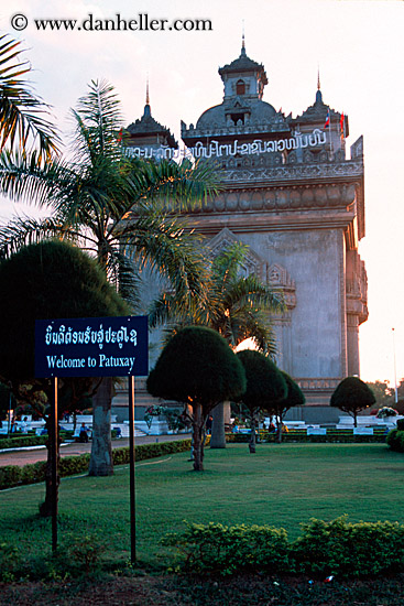 patuxay-monument.jpg