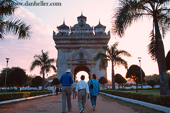 patuxay-monument-n-ppl-walking.jpg