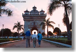 images/Asia/Laos/Vientiane/patuxay-monument-n-ppl-walking.jpg