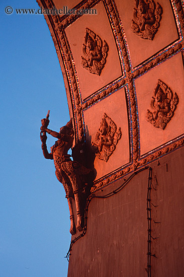 patuxay-monument-statue.jpg