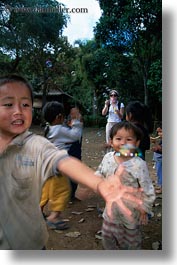 images/Asia/Laos/Villages/RiverVillage2/kids-playing-w-bubbles-4.jpg