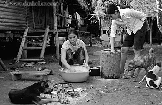 women-washing-clothes-1-bw.jpg