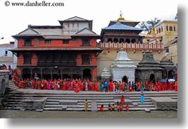 images/Asia/Nepal/Kathmandu/Pashupatinath/Crowds/people-on-sighat-stairs-04.jpg