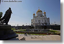 images/Asia/Russia/Moscow/Buildings/Churches/CathedralOfChrist/statue-n-church-1.jpg