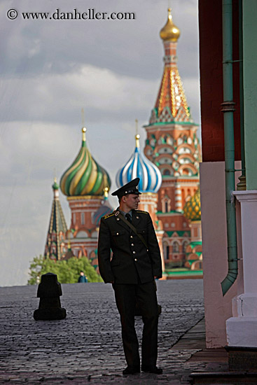 guard-n-st_basil-cathedral.jpg