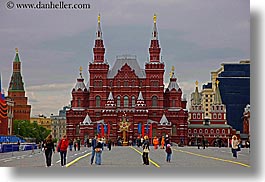 images/Asia/Russia/Moscow/Buildings/HistoricalMuseum/museum-n-pedestrians.jpg