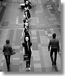images/Asia/Russia/Moscow/Buildings/RymShoppingMall/pedestrians-n-mannequins-bw.jpg