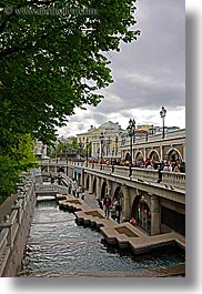 images/Asia/Russia/Moscow/Misc/tourists-n-water-canal-01.jpg