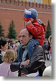 images/Asia/Russia/Moscow/People/Men/father-w-son-on-shoulders.jpg