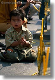 images/Asia/Thailand/Bangkok/People/boy-sitting.jpg