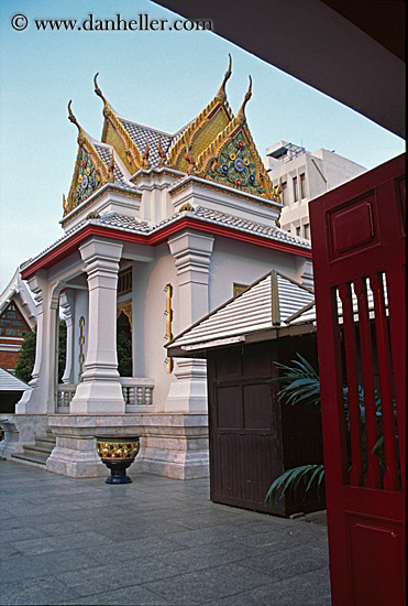 sarn-lak-muang-02.jpg