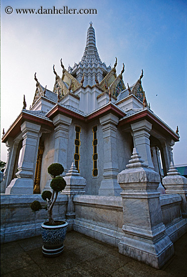 sarn-lak-muang-03.jpg