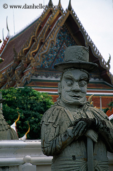 statue-man-w-hat-01.jpg