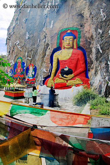 buddha-n-couple-n-prayer-flags-02.jpg