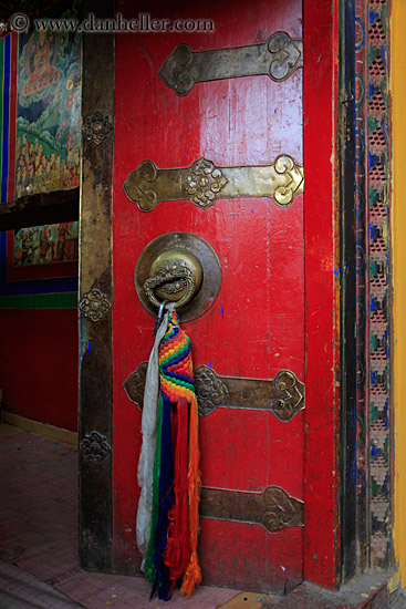 door-w-ornate-red-paint-02.jpg