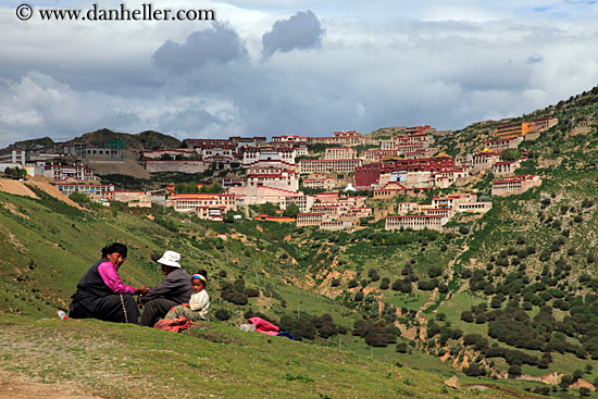 tibetan-family-n-ganden-monastery-03.jpg