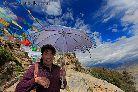 prayer-flags-n-old-tibetan-woman-02.jpg