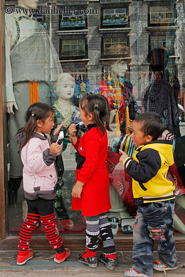 kids-at-store-window-03.jpg