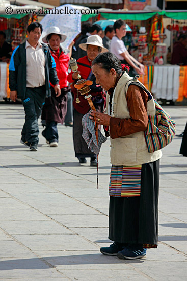 old-woman-praying-02.jpg