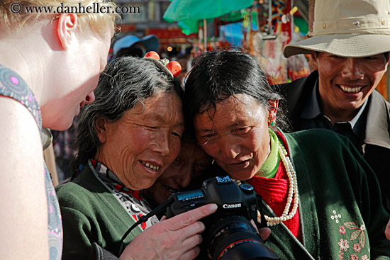 tibetan-women-looking-at-camera-02.jpg