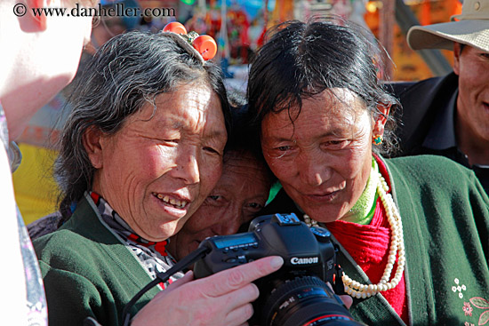 tibetan-women-looking-at-camera-03.jpg