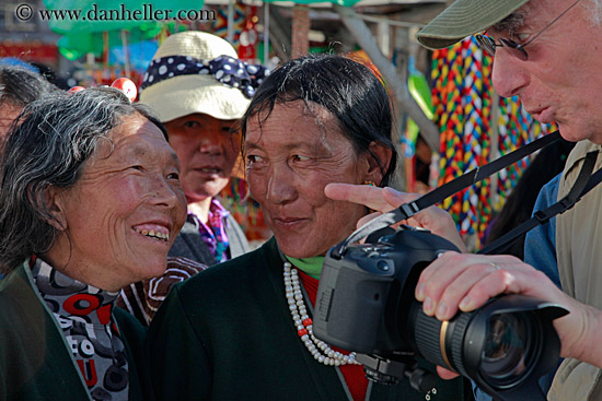 tibetan-women-looking-at-camera-04.jpg