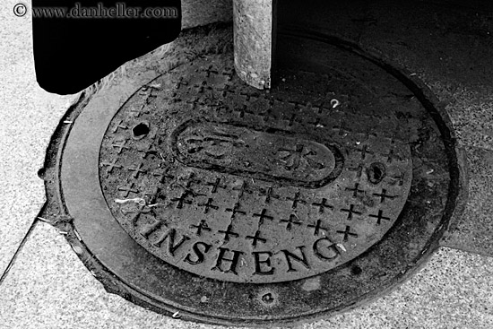 xinsheng-manhole-cover-bw.jpg