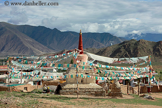 prayer-flags-around-stupa-02.jpg