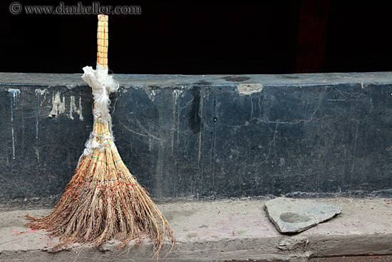 dust-broom-01.jpg