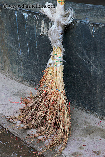 dust-broom-02.jpg