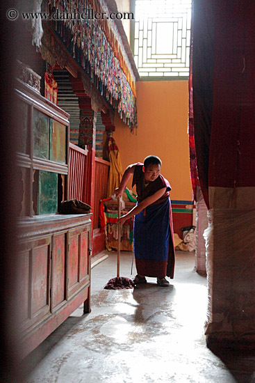 monk-mopping-temple-floor-01.jpg