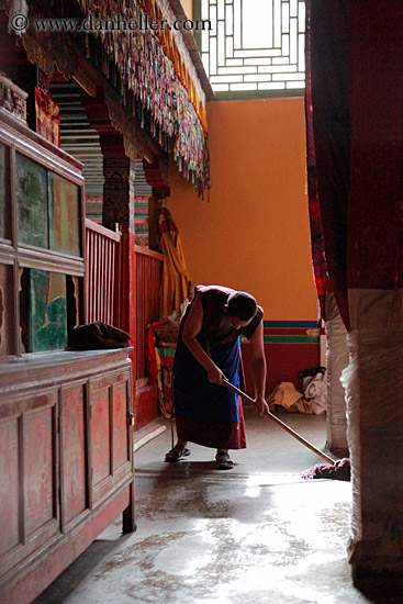 monk-mopping-temple-floor-02.jpg