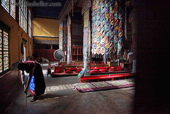 monk-mopping-temple-floor-03.jpg