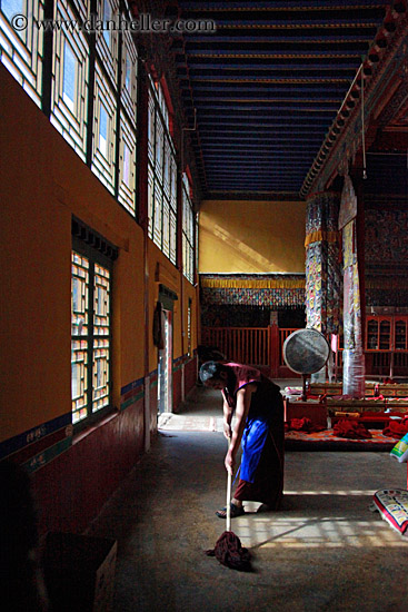 monk-mopping-temple-floor-04.jpg