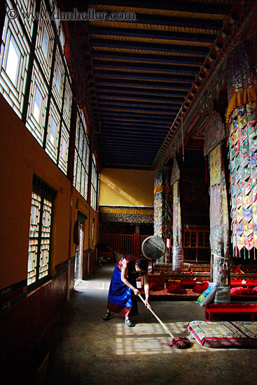 monk-mopping-temple-floor-05.jpg