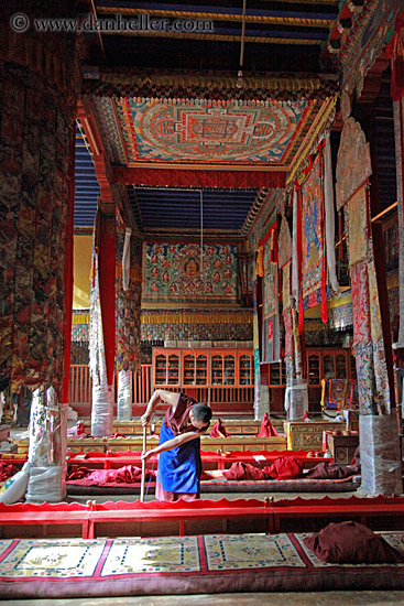 monk-mopping-temple-floor-06.jpg