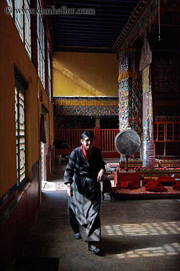 old-woman-in-temple-01.jpg