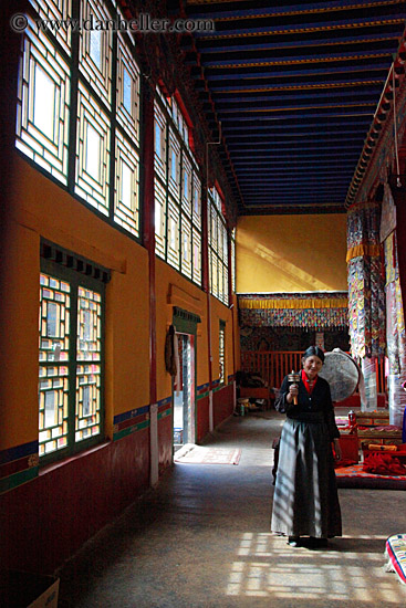 old-woman-in-temple-02.jpg