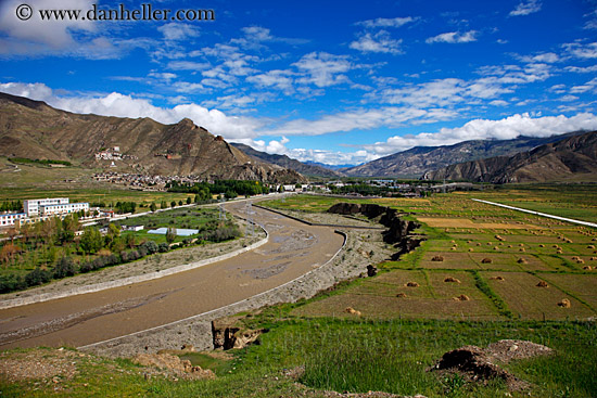 river-farm-n-mtns-02.jpg