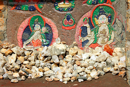 apsara-painted-on-stone-03.jpg