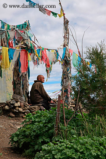 monk-n-prayer-flags.jpg