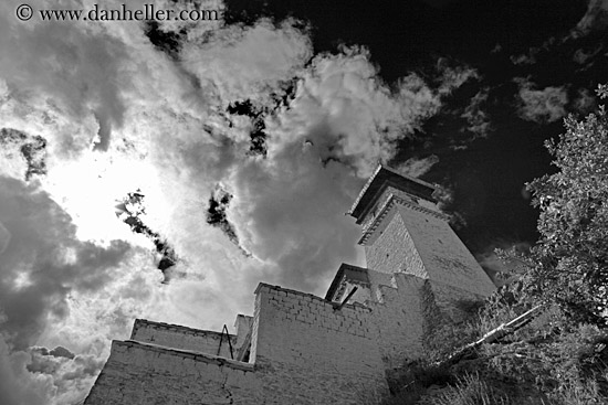 palace-n-cumulus-clouds-upview-bw.jpg