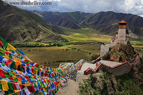 prayer-flags-n-yumbulagang-palace-01.jpg